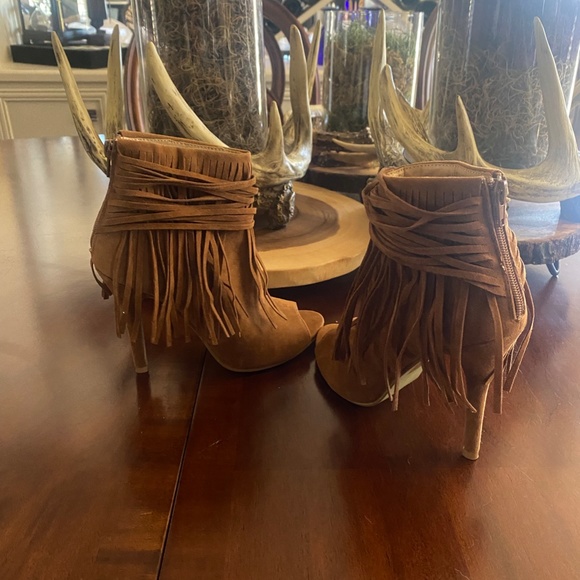 Adorable suede fringe booties size 6 - Picture 4 of 6